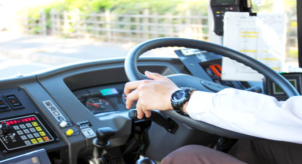 バスの運転風景の画像